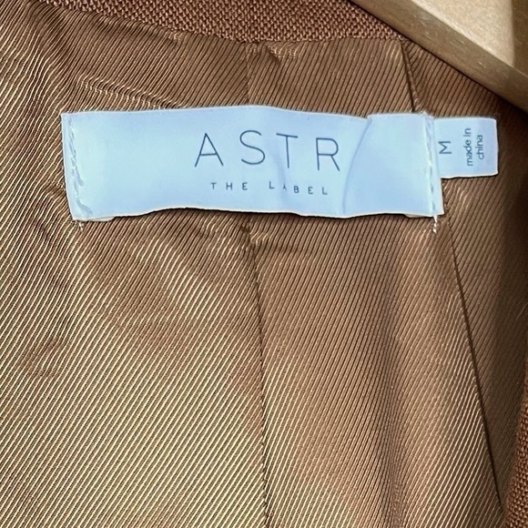 ASTR THE LABEL Kyrie Extended Shoulder Linen Vest in Mocha Moose office preppy - Picture 13 of 14
